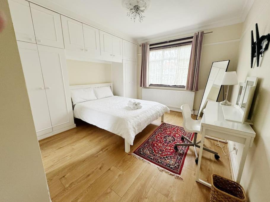 Bright & Spacious House Near * London