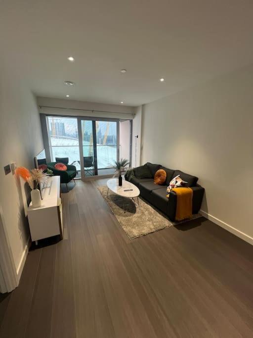 Lushpen - O2 Arena Apartment
