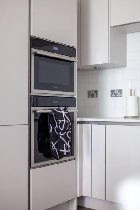 Cozy & Stylish 2-bed Flat In Trentham Ct, Leilighet