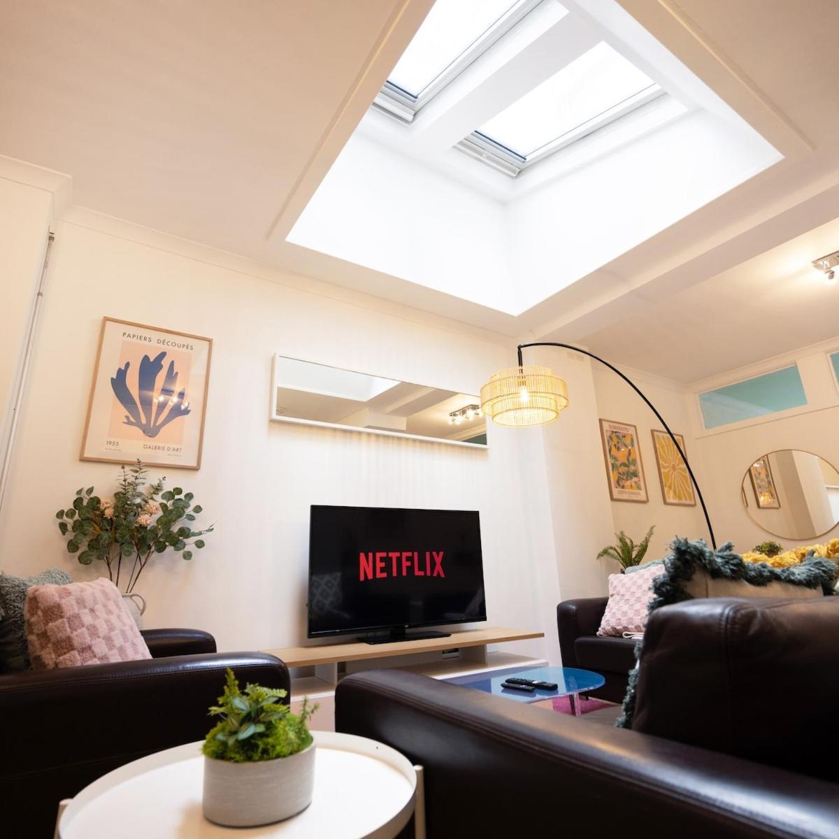 Lägenhet Spacious Two-bed 100m From Trafalgar Sqr London
