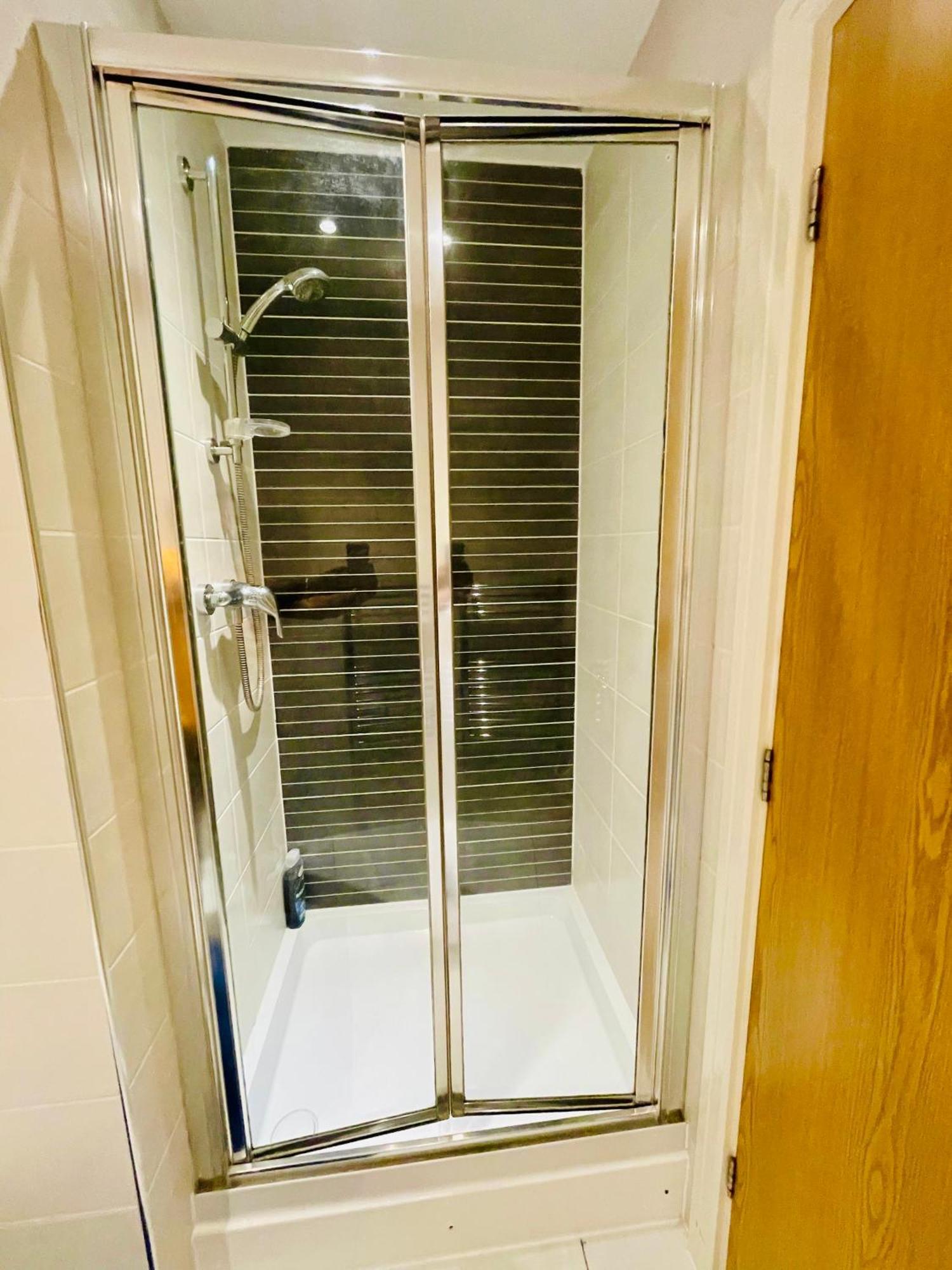 2 Bed Luxury Flat Nxt To Station Lägenhet London