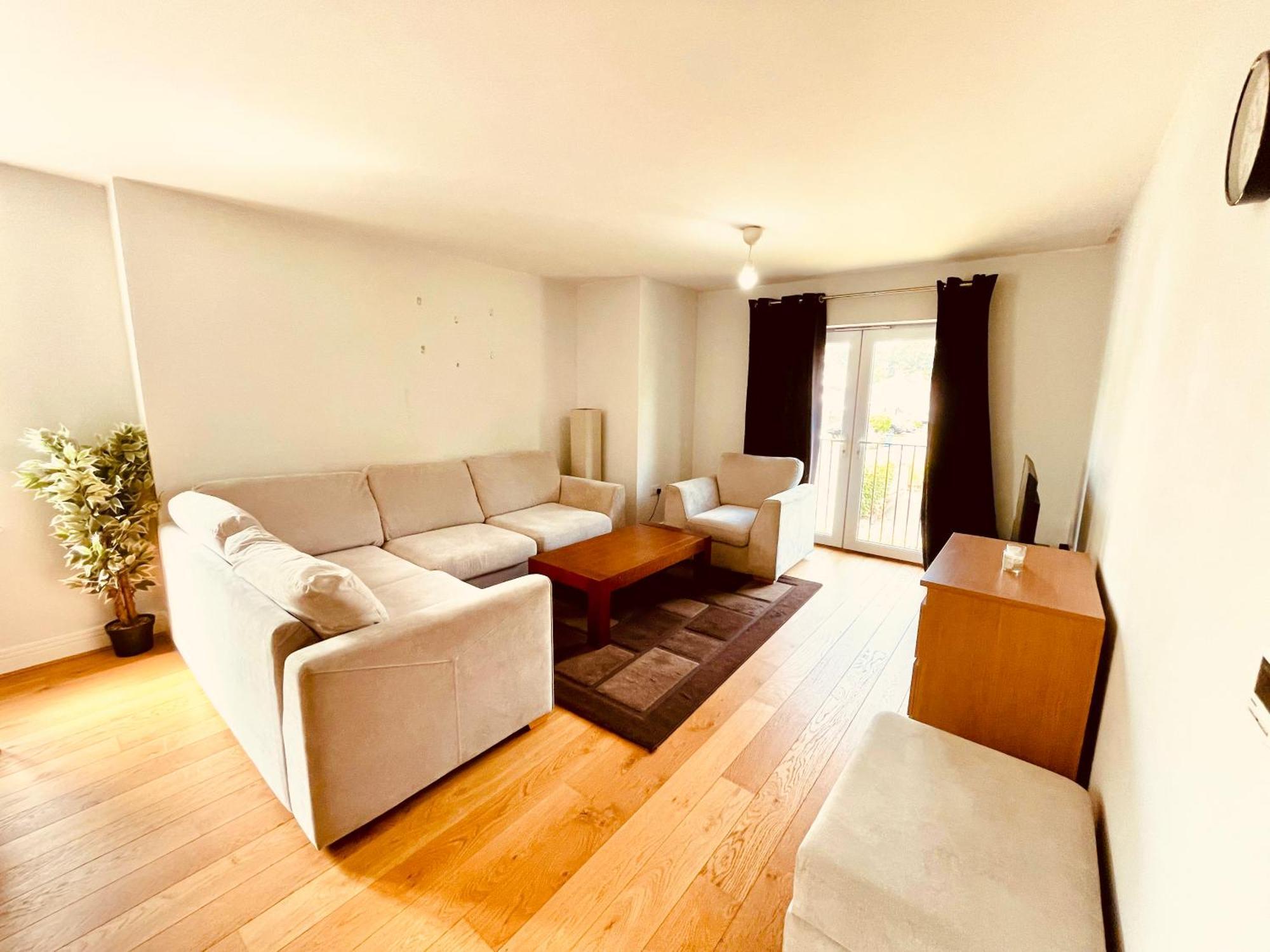 2 Bed Luxury Flat Nxt To Station Lägenhet London