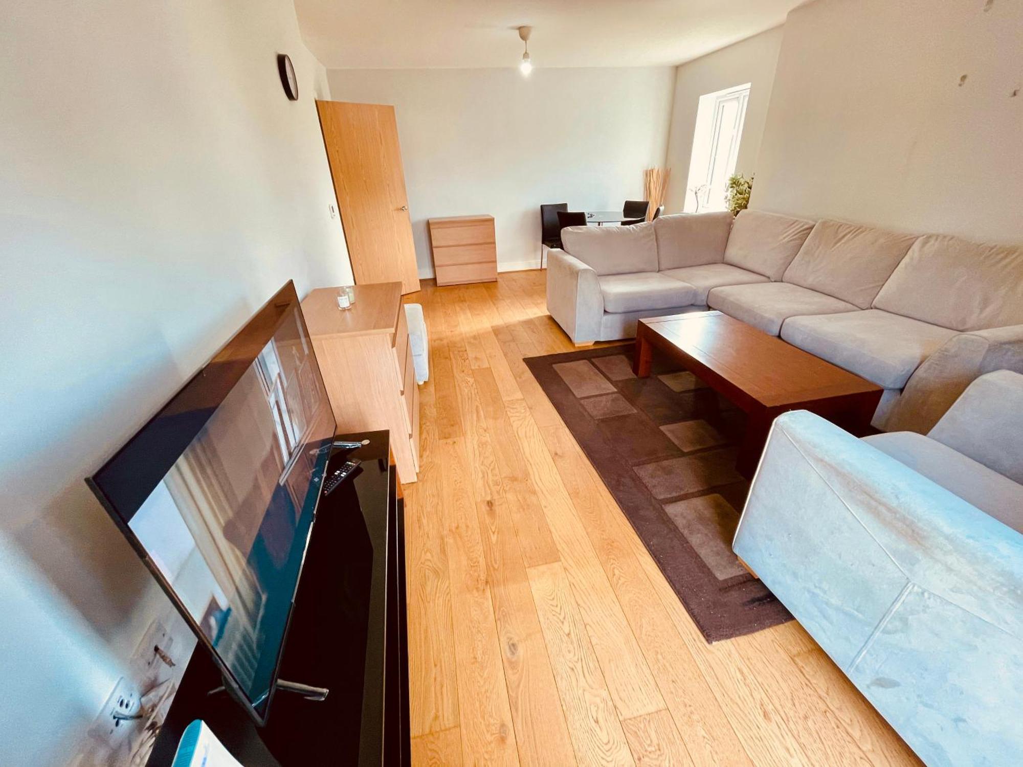 2 Bed Luxury Flat Nxt To Station Lägenhet *