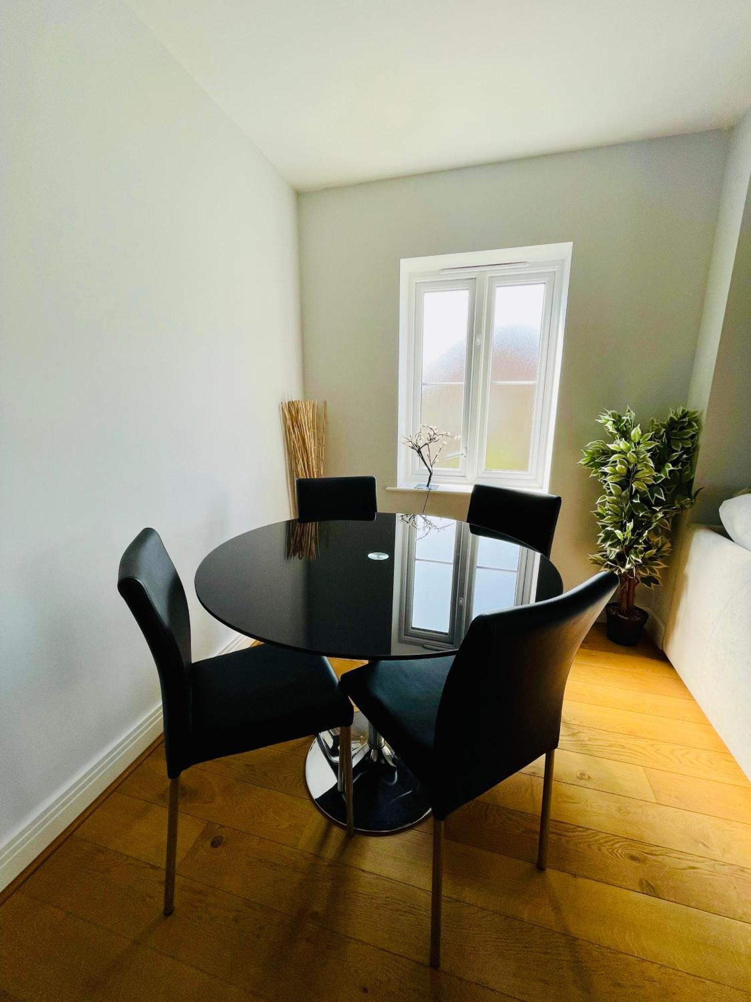 2 Bed Luxury Flat Nxt To Station Lägenhet London