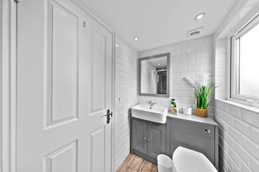 Charming Leytonstone 5 Bed - Lägenhet *