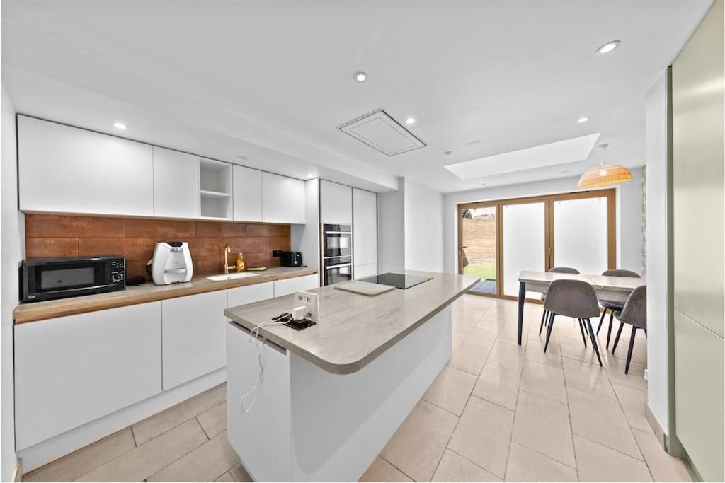 Charming Leytonstone 5 Bed - Lägenhet
