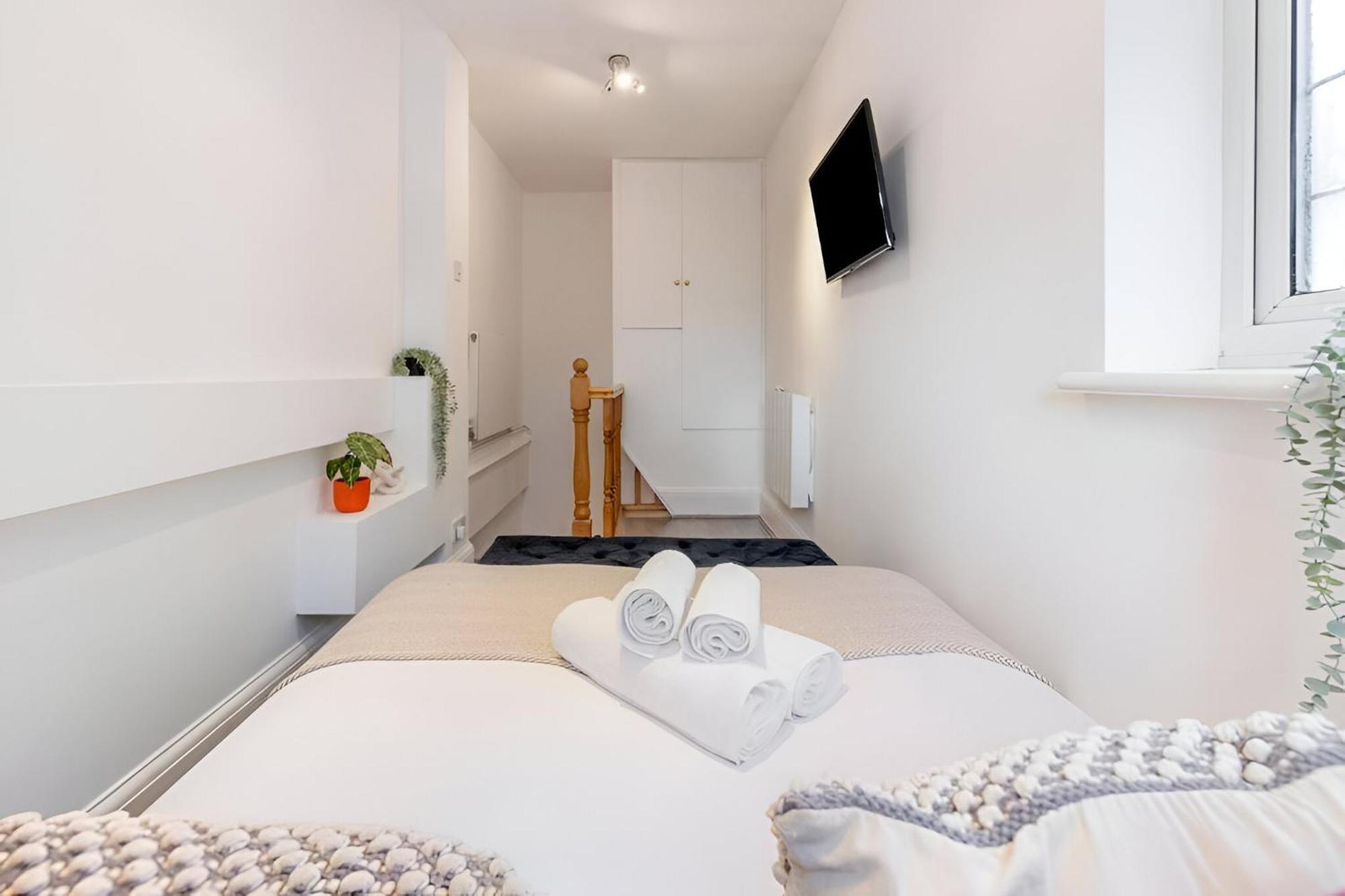 Sleek Loft Living Minimalist Urban Escape * Londra
