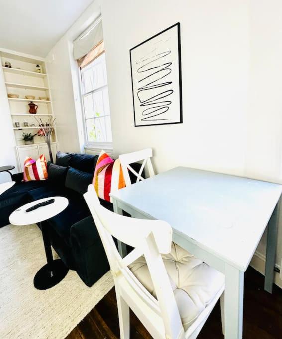 Quiet Beautiful 4 Person Camden Flat W Kitchen Leilighet London