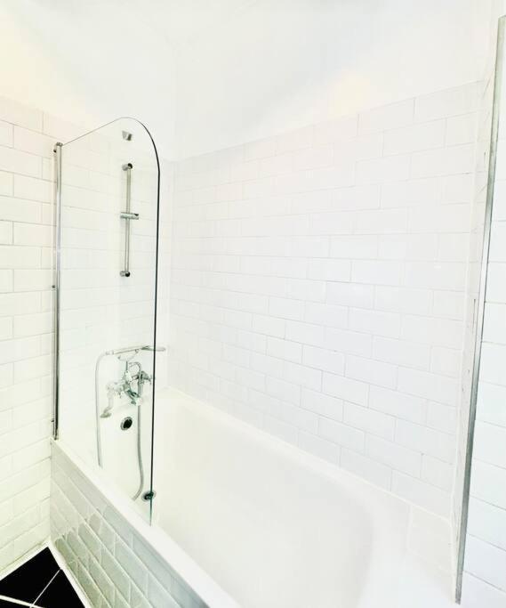 Quiet Beautiful 4 Person Camden Flat W Kitchen Leilighet *