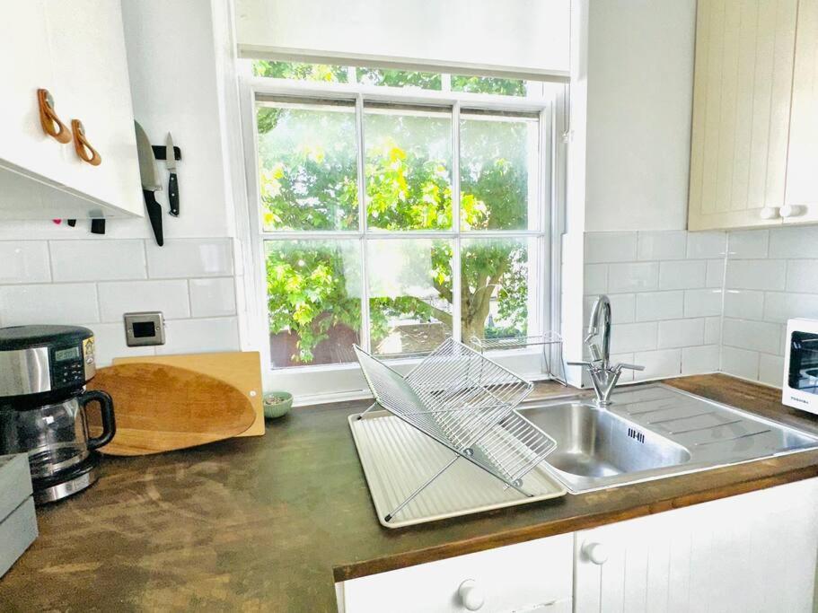 Leilighet Quiet Beautiful 4 Person Camden Flat W Kitchen
