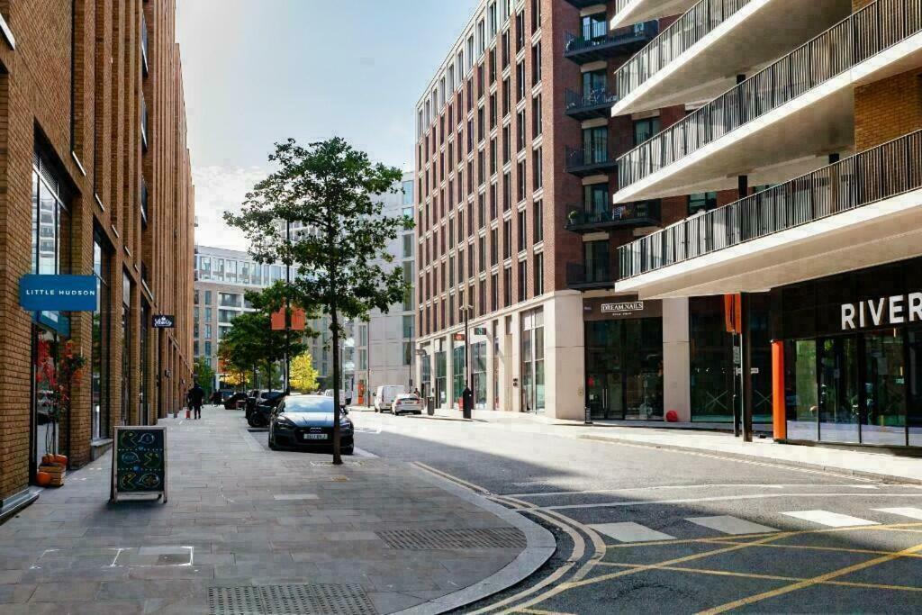 Deluxe Double Bed In Shared Near Canary Wharf, Airport & O2 Arena With Thames View * Londen