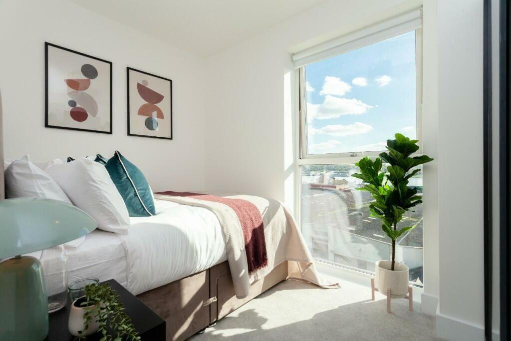 Deluxe Double Bed In Shared Near Canary Wharf, Airport & O2 Arena With Thames View * Londen