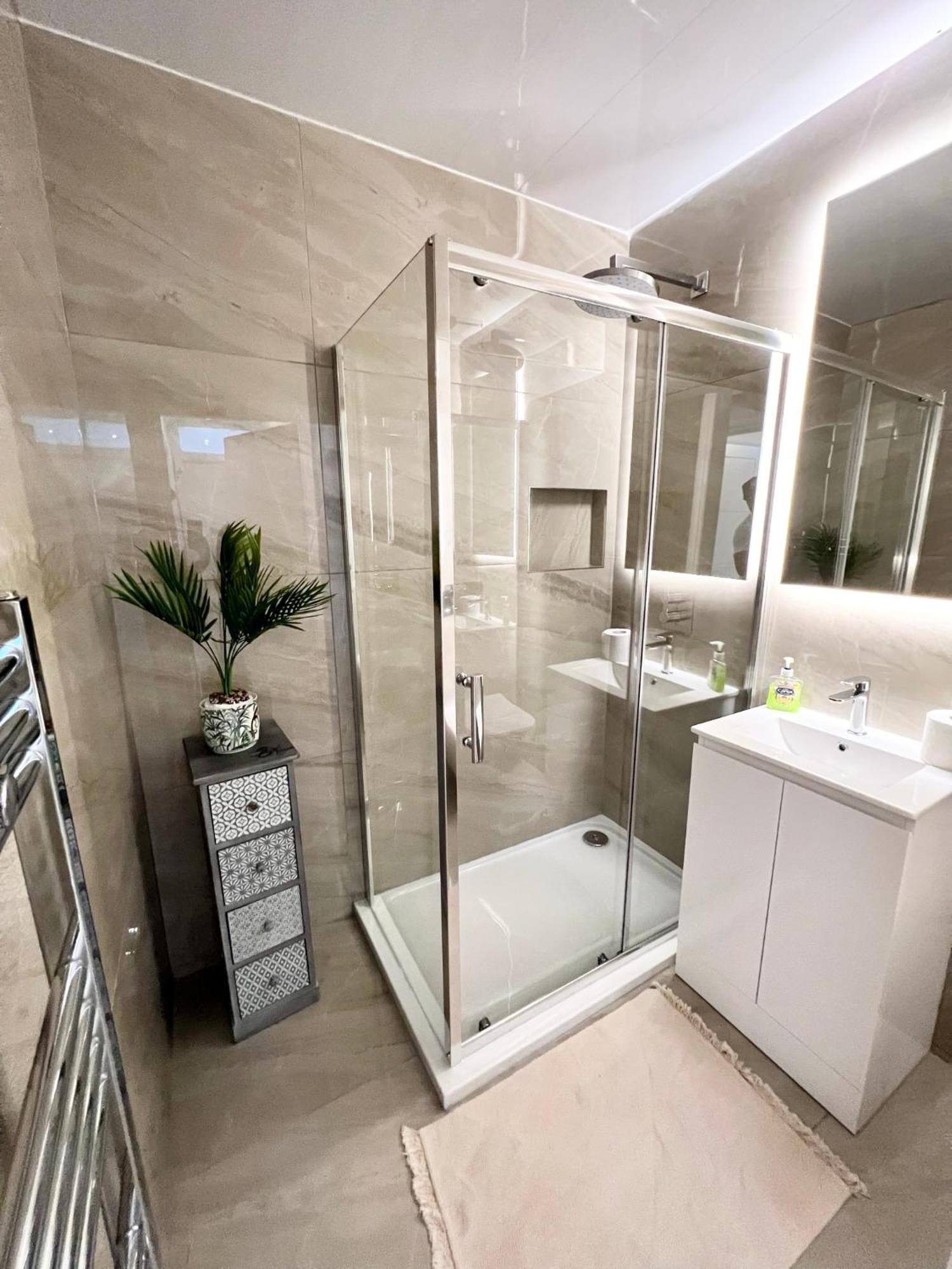 Modern 2 Bed Near Mall And Parking Ferienhaus