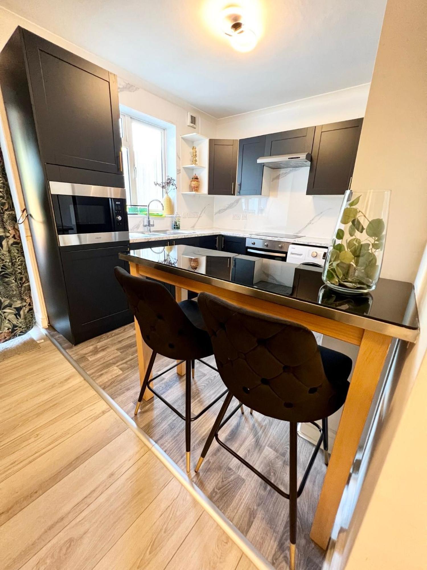 Ferienhaus Modern 2 Bed Near Mall And Parking