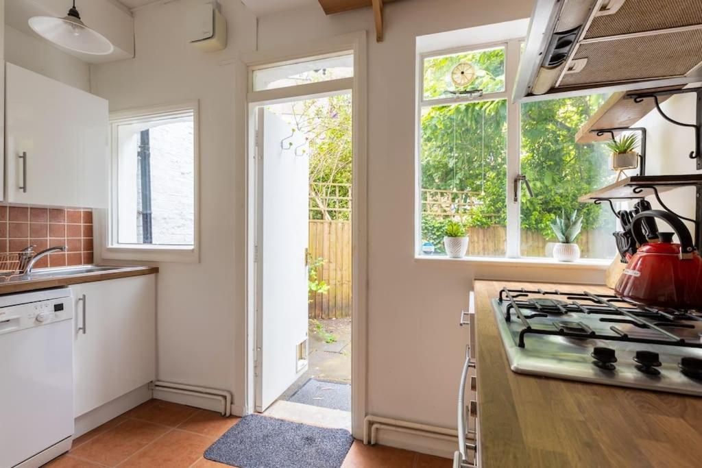 Lovely Garden Flat In Londra