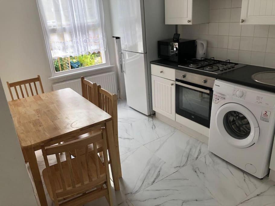 East 2 Bedroom Flat Londra