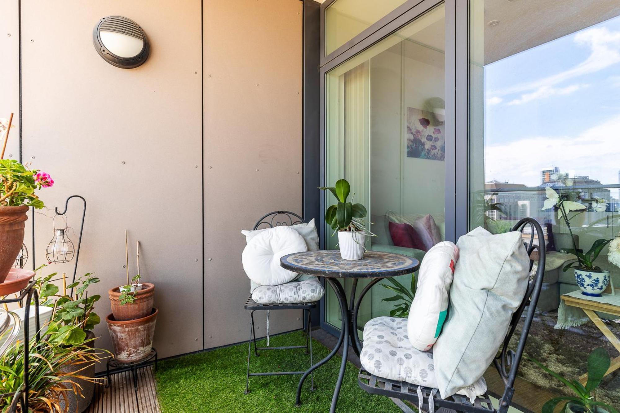 Appartement Canary Wharf Retreat With Scenic Balcony Views Londen