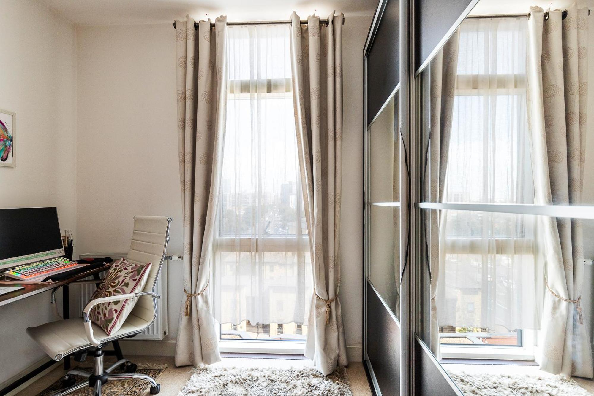 Canary Wharf Retreat With Scenic Balcony Views * Londen