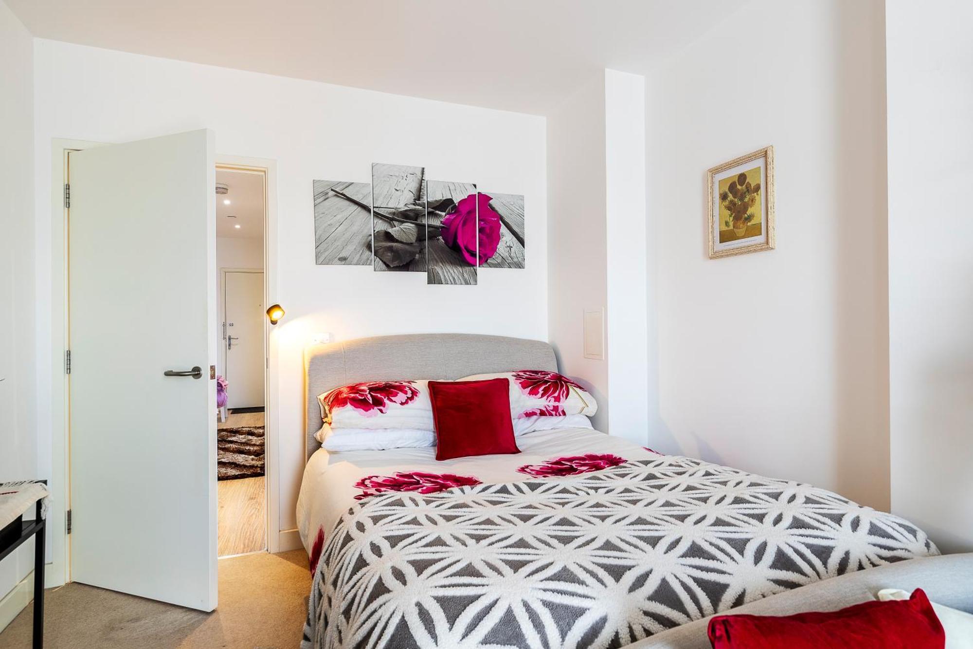 Canary Wharf Retreat With Scenic Balcony Views Appartement Londen