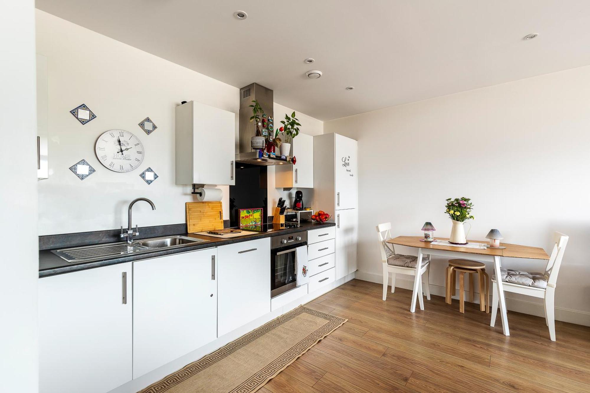 Canary Wharf Retreat With Scenic Balcony Views Londen