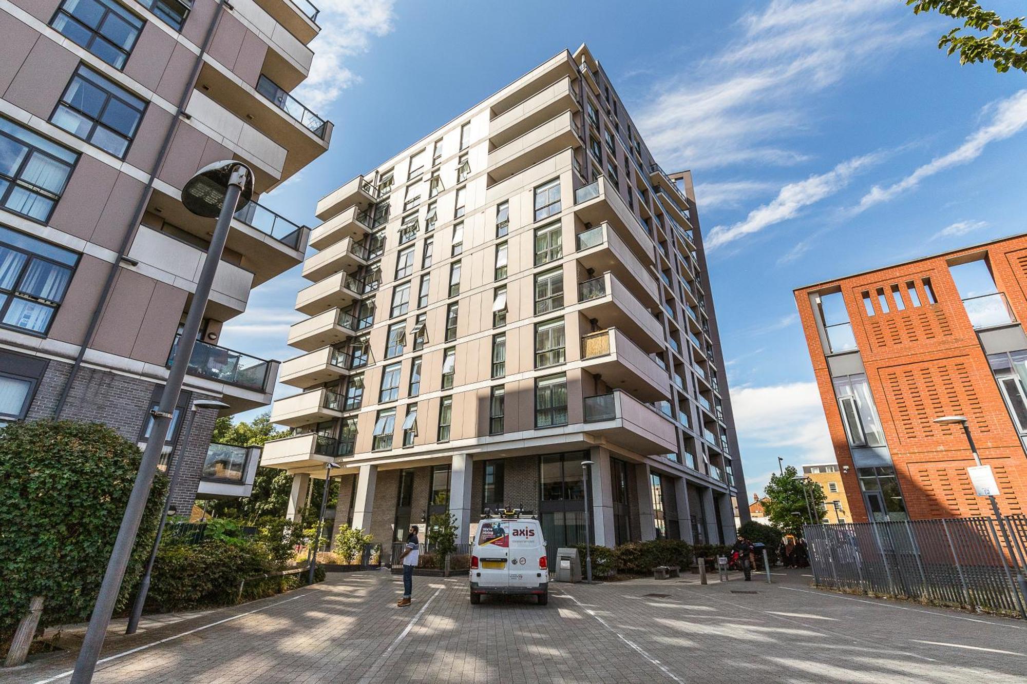 Canary Wharf Retreat With Scenic Balcony Views * Londen
