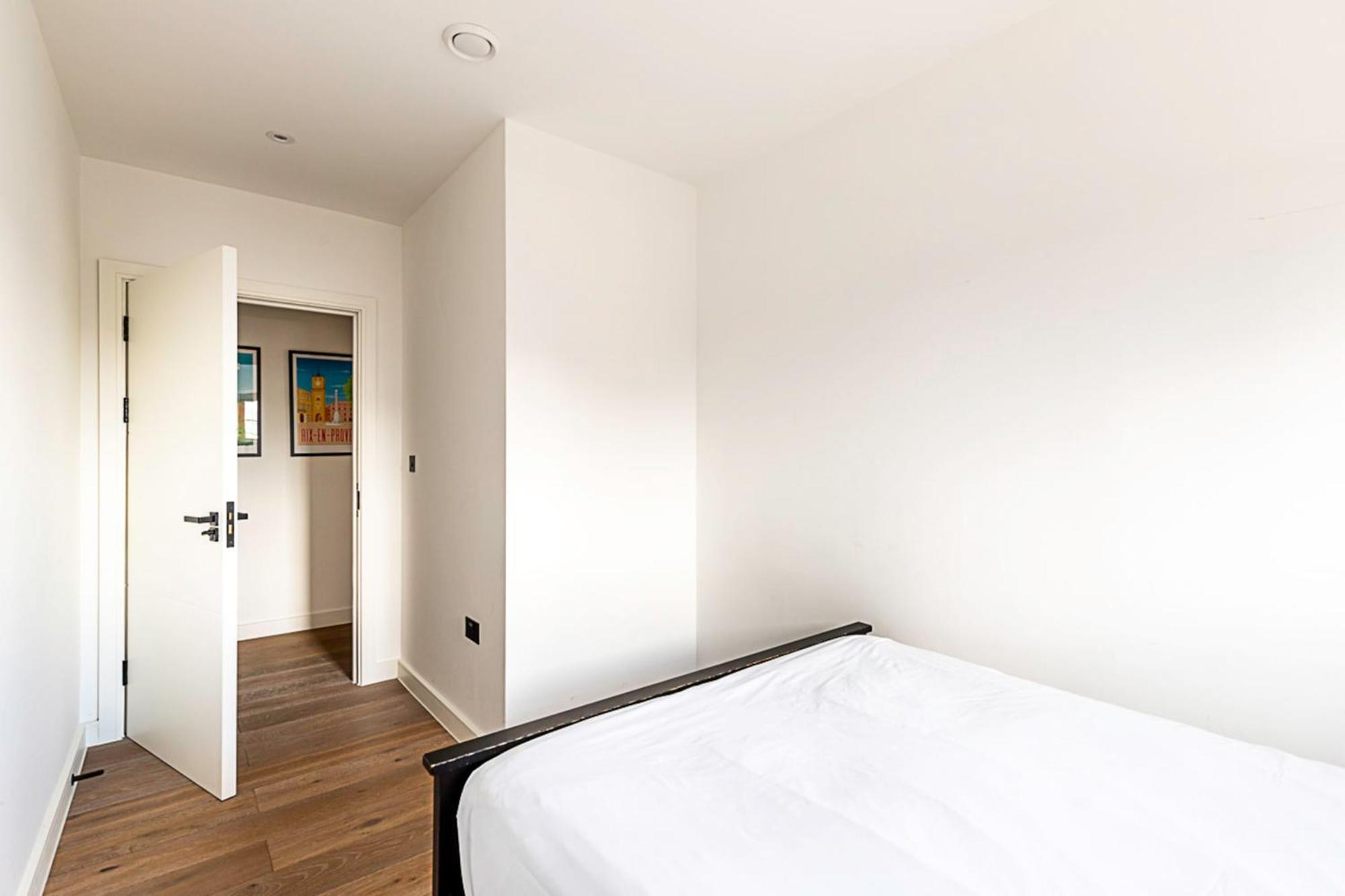 Apartment View Spacious 2 Bedroom Penthouse London