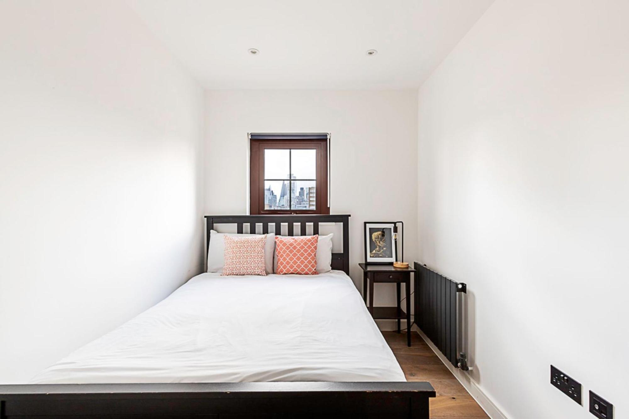 View Spacious 2 Bedroom Penthouse Apartment *