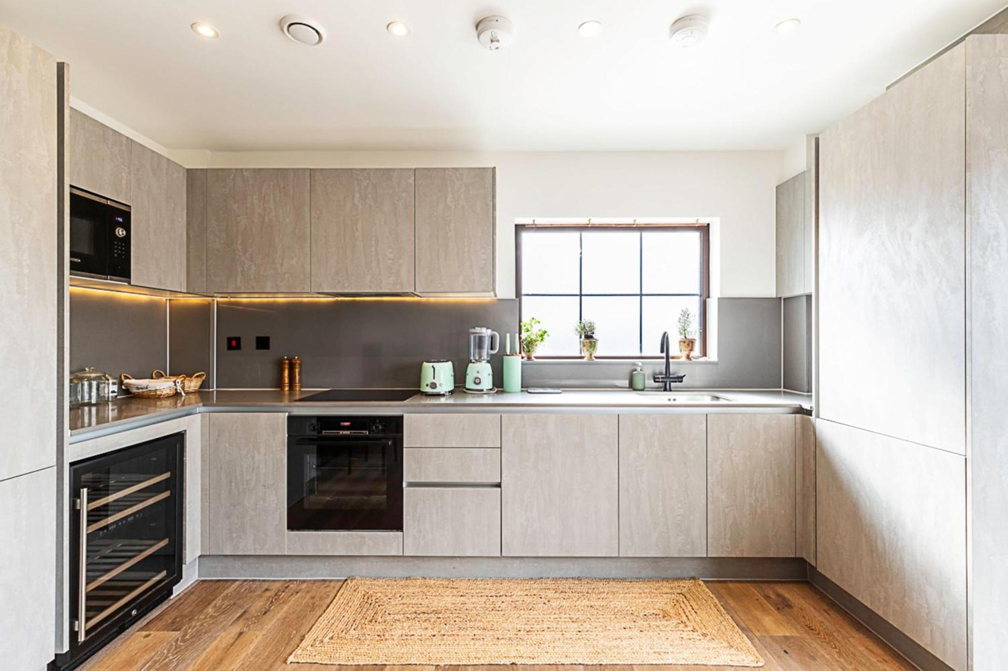 Apartment View Spacious 2 Bedroom Penthouse *