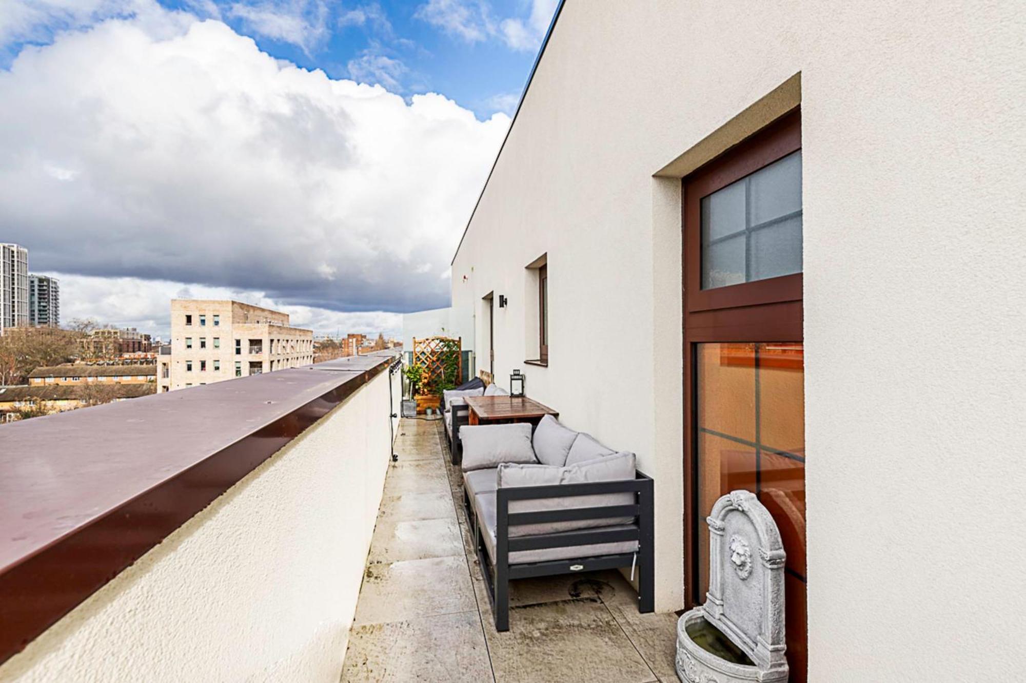 View Spacious 2 Bedroom Penthouse * London