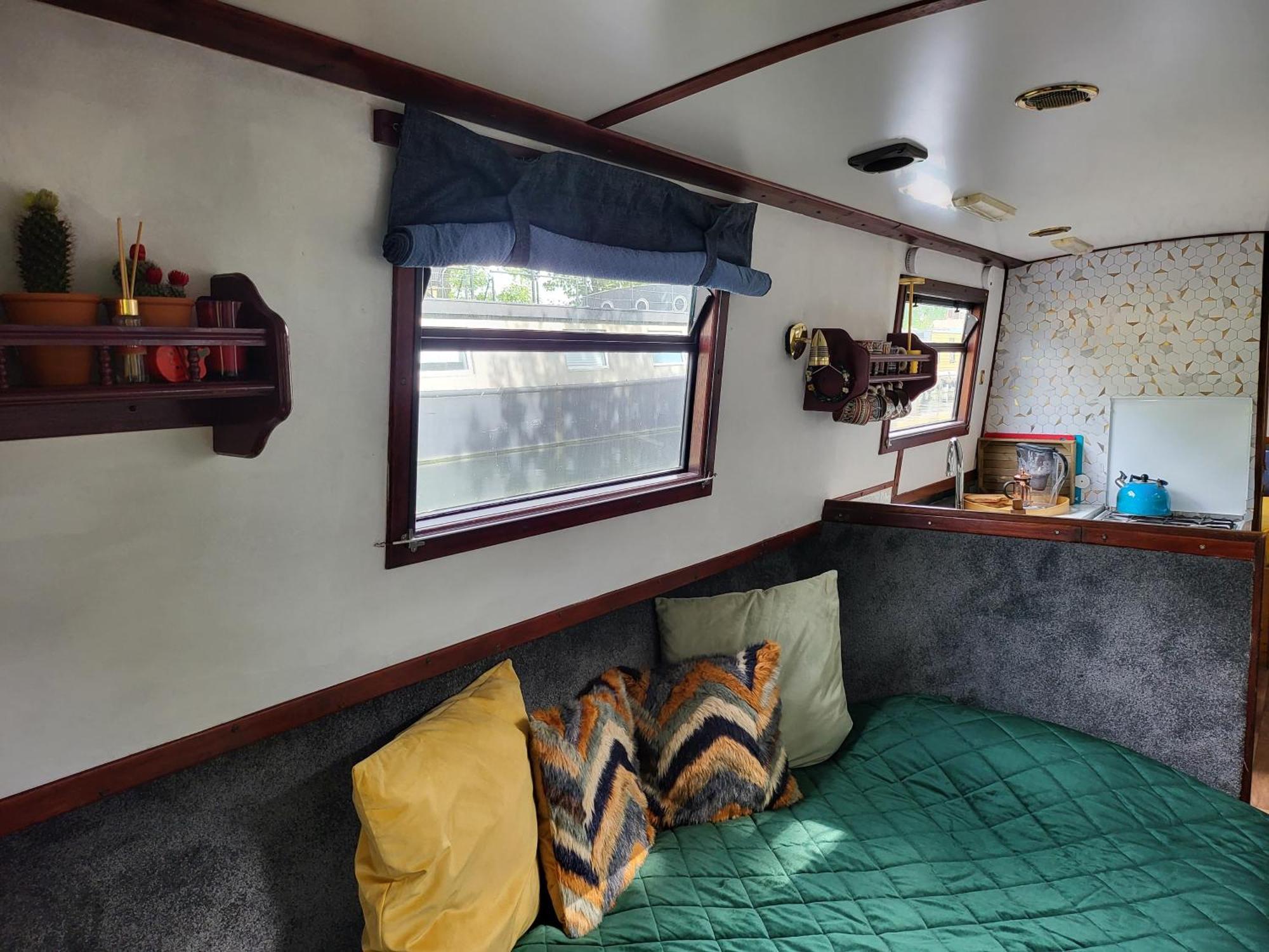 Comfy Canal Boat In Little Venice By Paddington For Family & Friends Londen