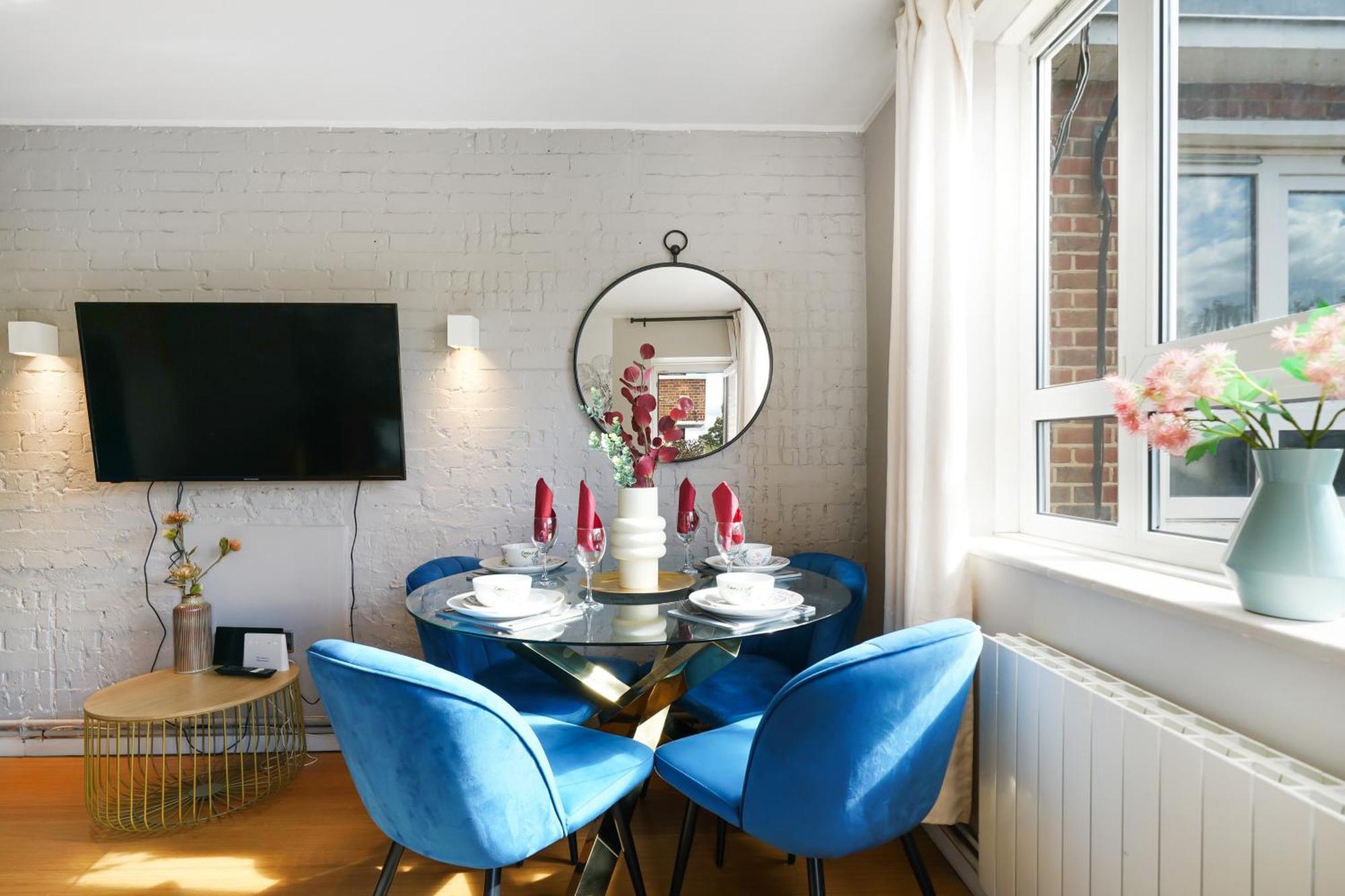 Lovely 2 Bedroom Flat In London-balcony - Sleeps 6 Leilighet