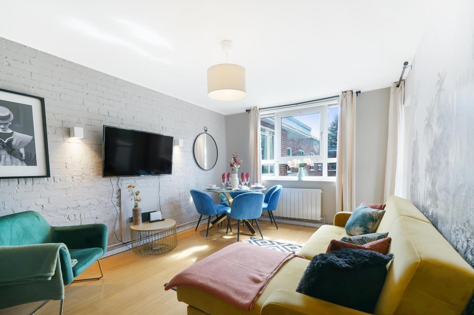 Designer 2 Bedroom Flat In London-balcony-sleeps 6 London