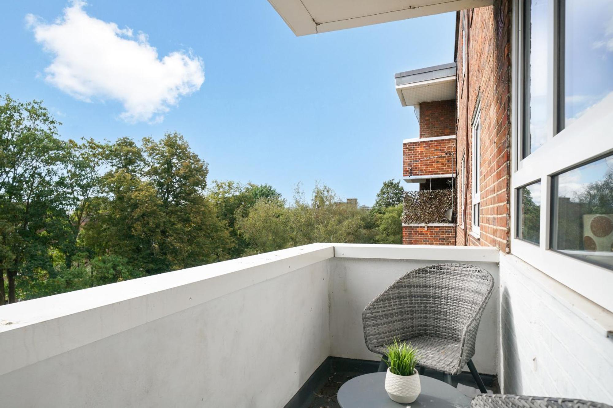 Lovely 2 Bedroom Flat In London-balcony - Sleeps 6 Leilighet