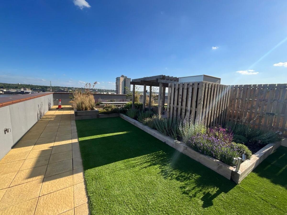 Apartment 1br Gem In Shared Near O2 Arena & Excel With Patio, Private Bath, Free Parking & Garden *