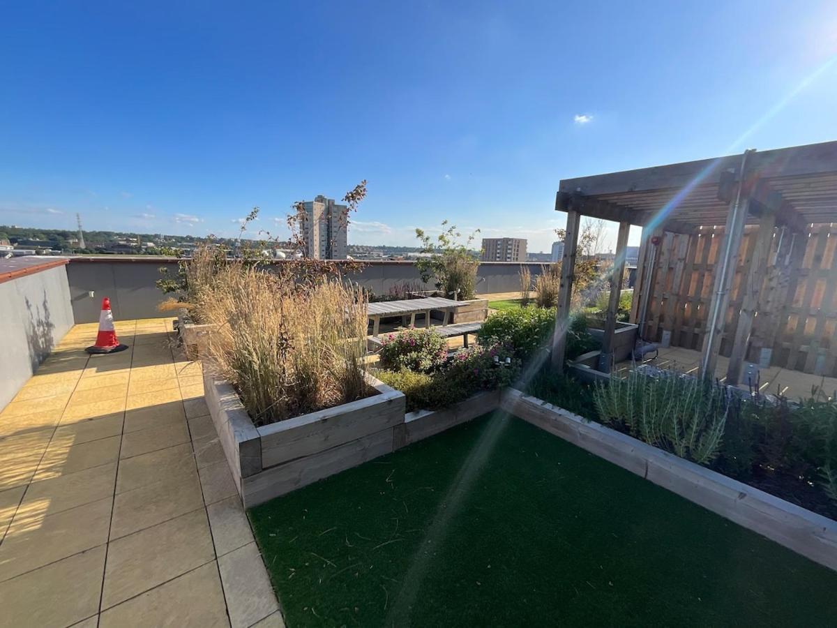 Deluxe Double Bed In Shared Near Canary Wharf, Airport & O2 Arena With Thames View Lägenhet