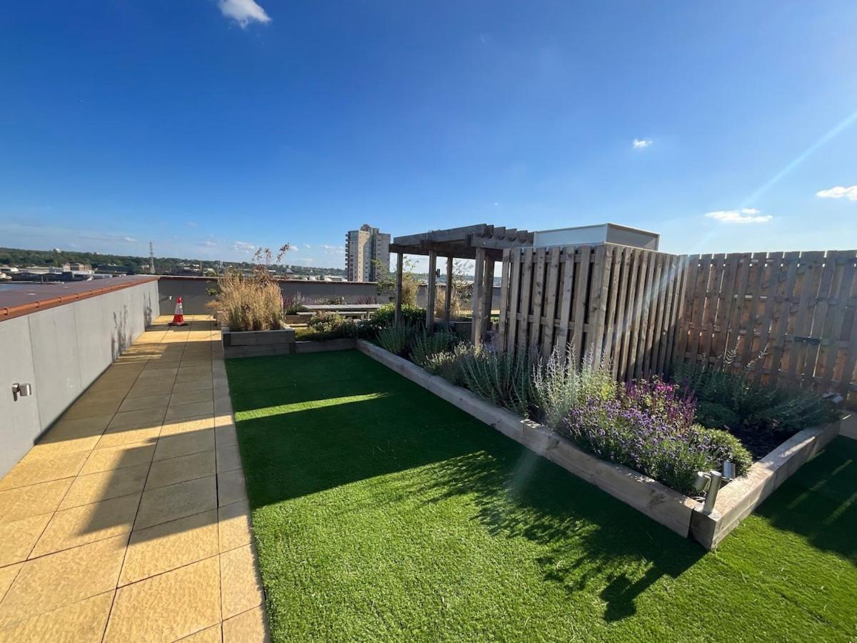 Deluxe Double Bed In Shared Near Canary Wharf, Airport & O2 Arena With Thames View Lägenhet London