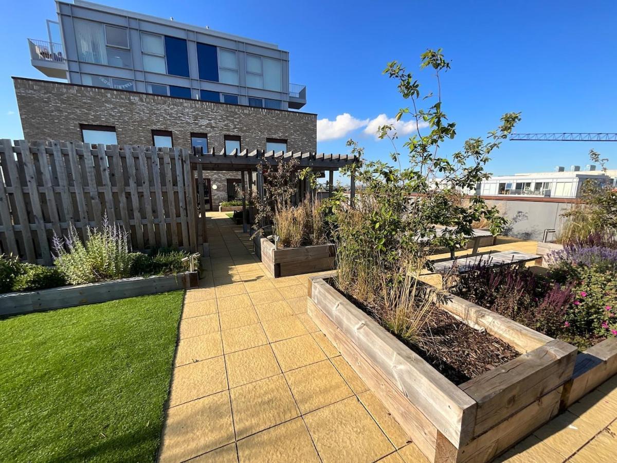 Deluxe Double Bed In Shared Near Canary Wharf, Airport & O2 Arena With Thames View London