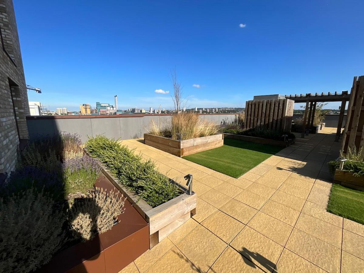 Deluxe Double Bed In Shared Near Canary Wharf, Airport & O2 Arena With Thames View * Londen