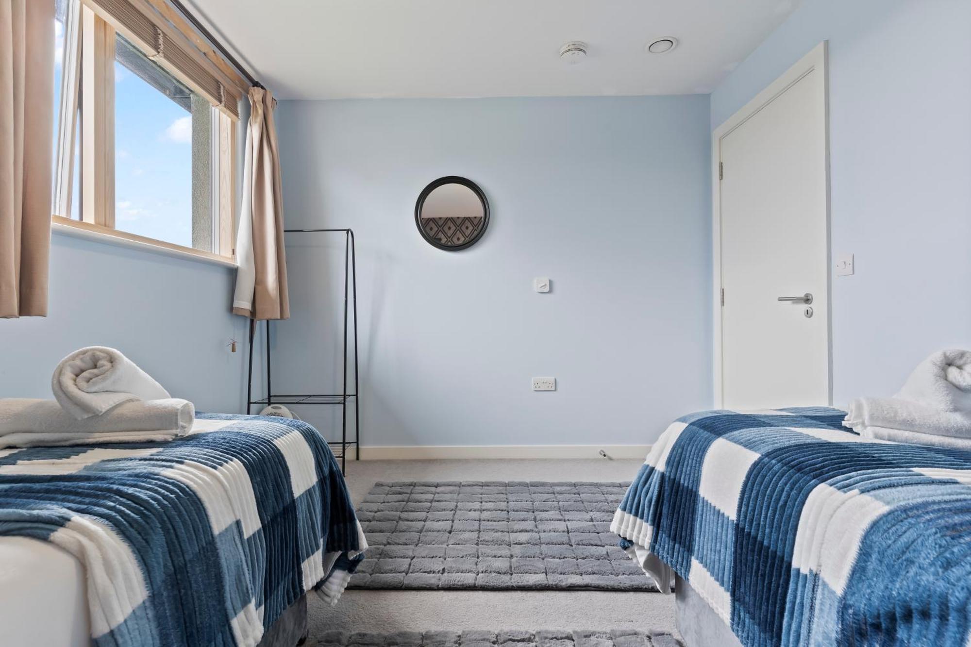 Spectacular 3Br 2Bath Rooftop Sky-Views With Parking Londen