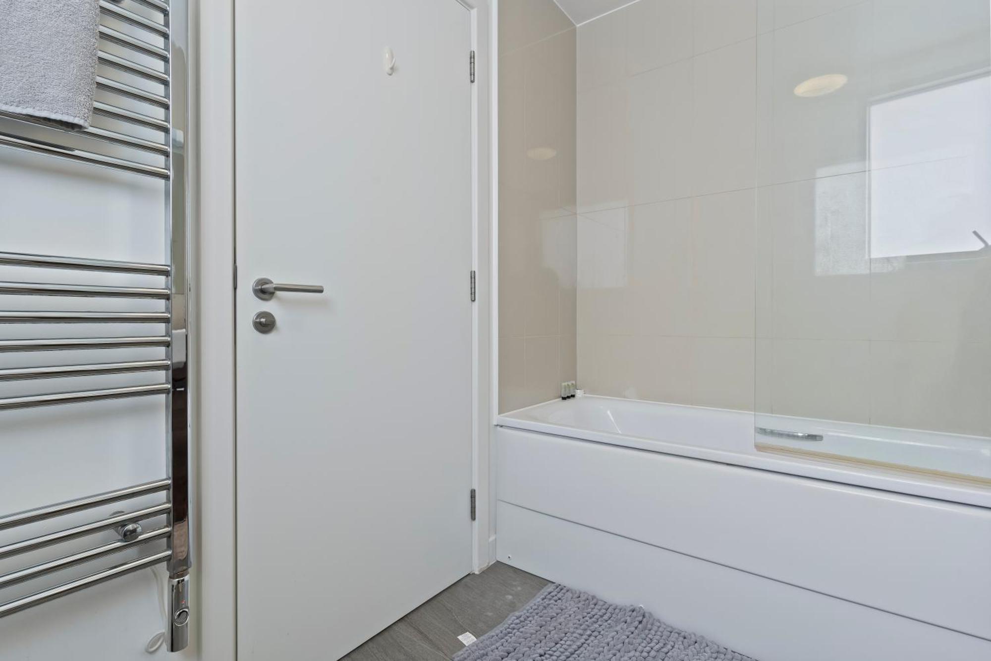 Spectacular 3br 2bath Rooftop Sky-views With Parking Lejlighed London