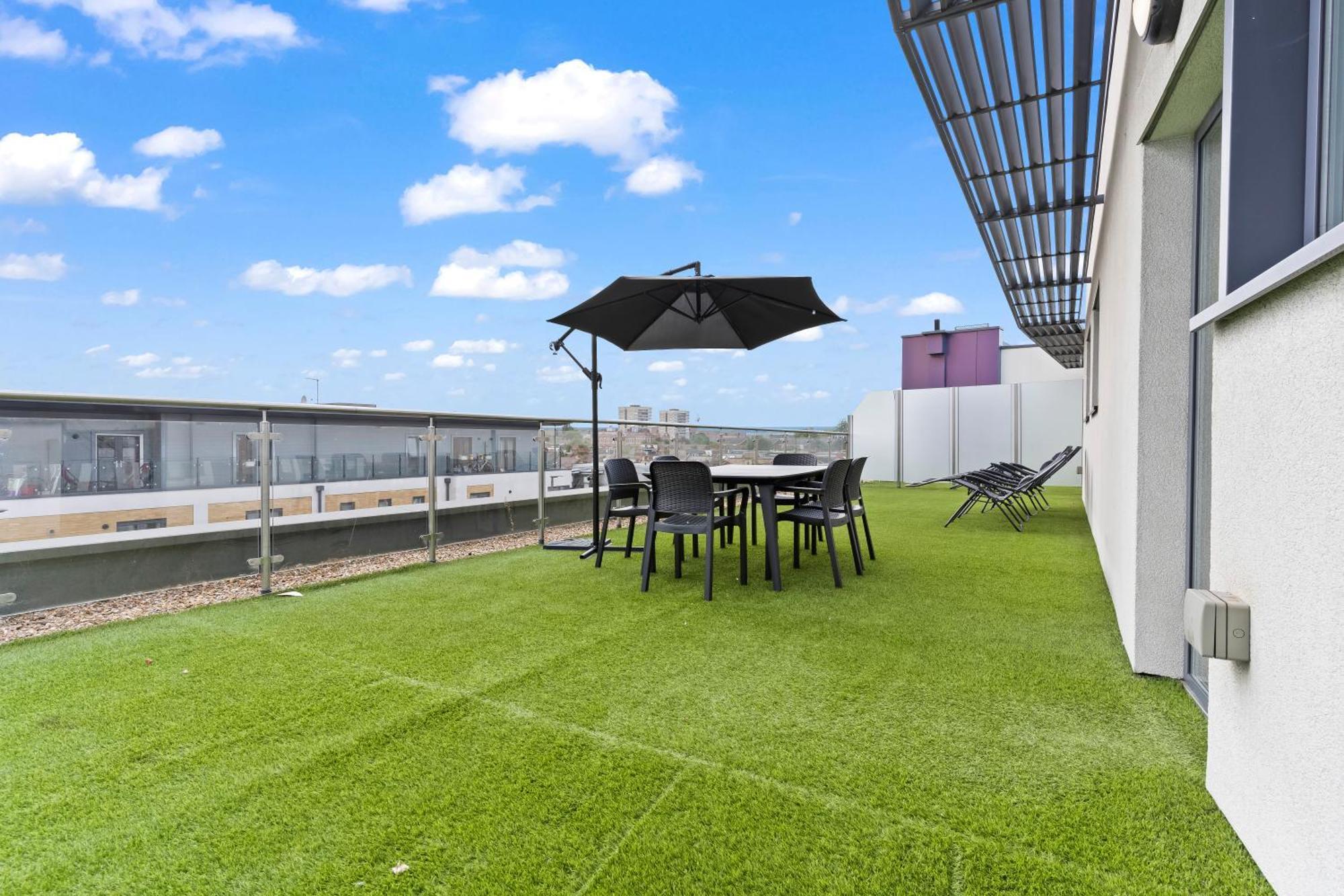 Spectacular 3br 2bath Rooftop Sky-views With Parking Lejlighed *
