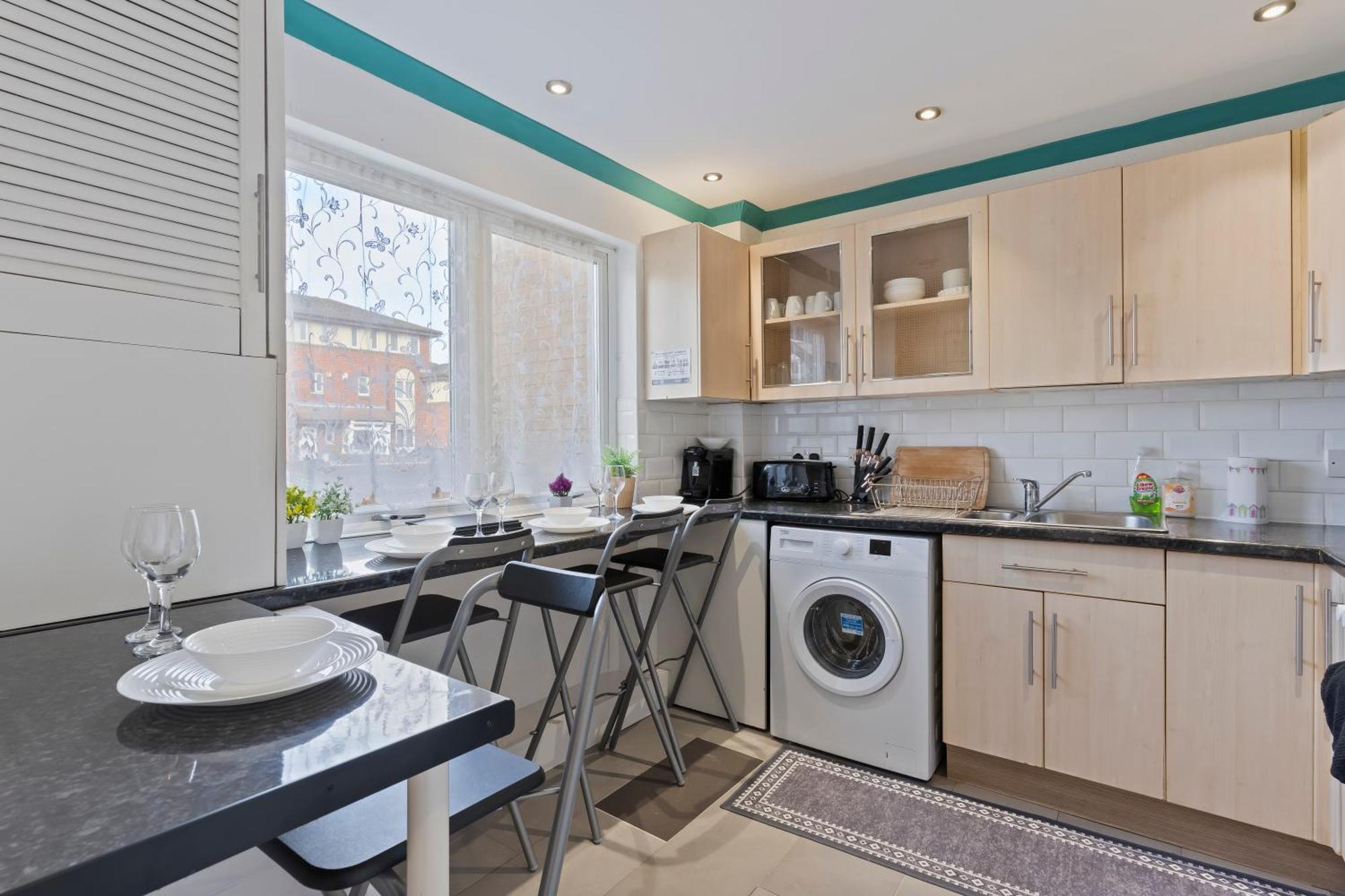 Semesterbostad Lovely 4br House In The With Parking