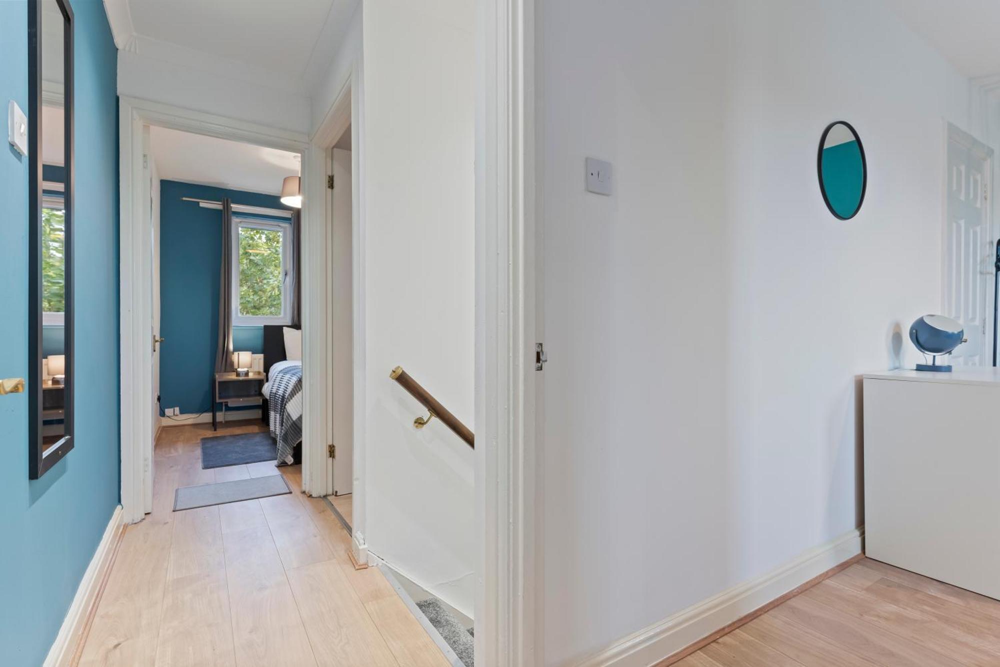 Lovely 4br House In The With Parking