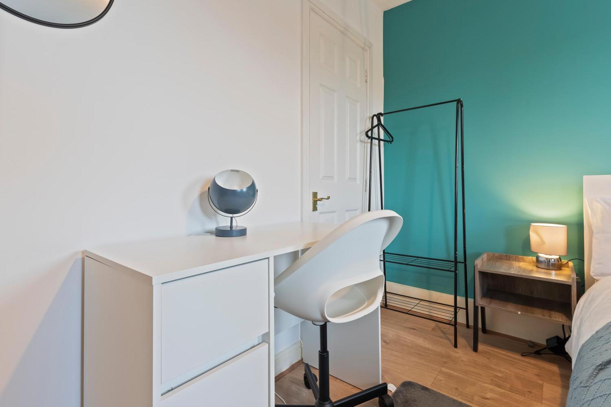 Lovely 4br House In The With Parking Semesterbostad *