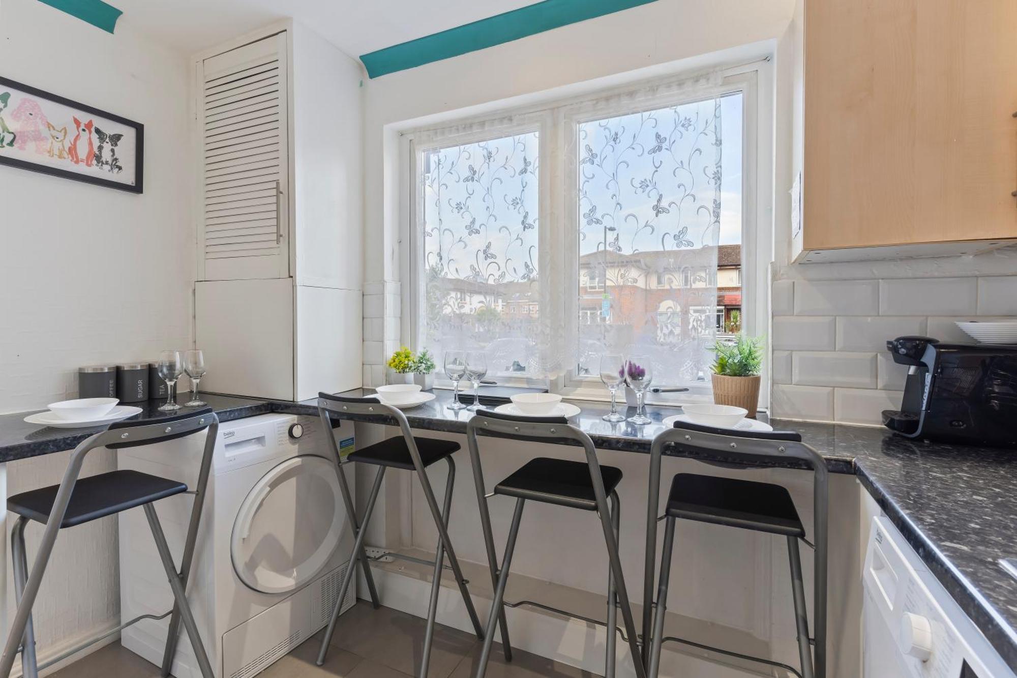 Lovely 4br House In The With Parking Semesterbostad London