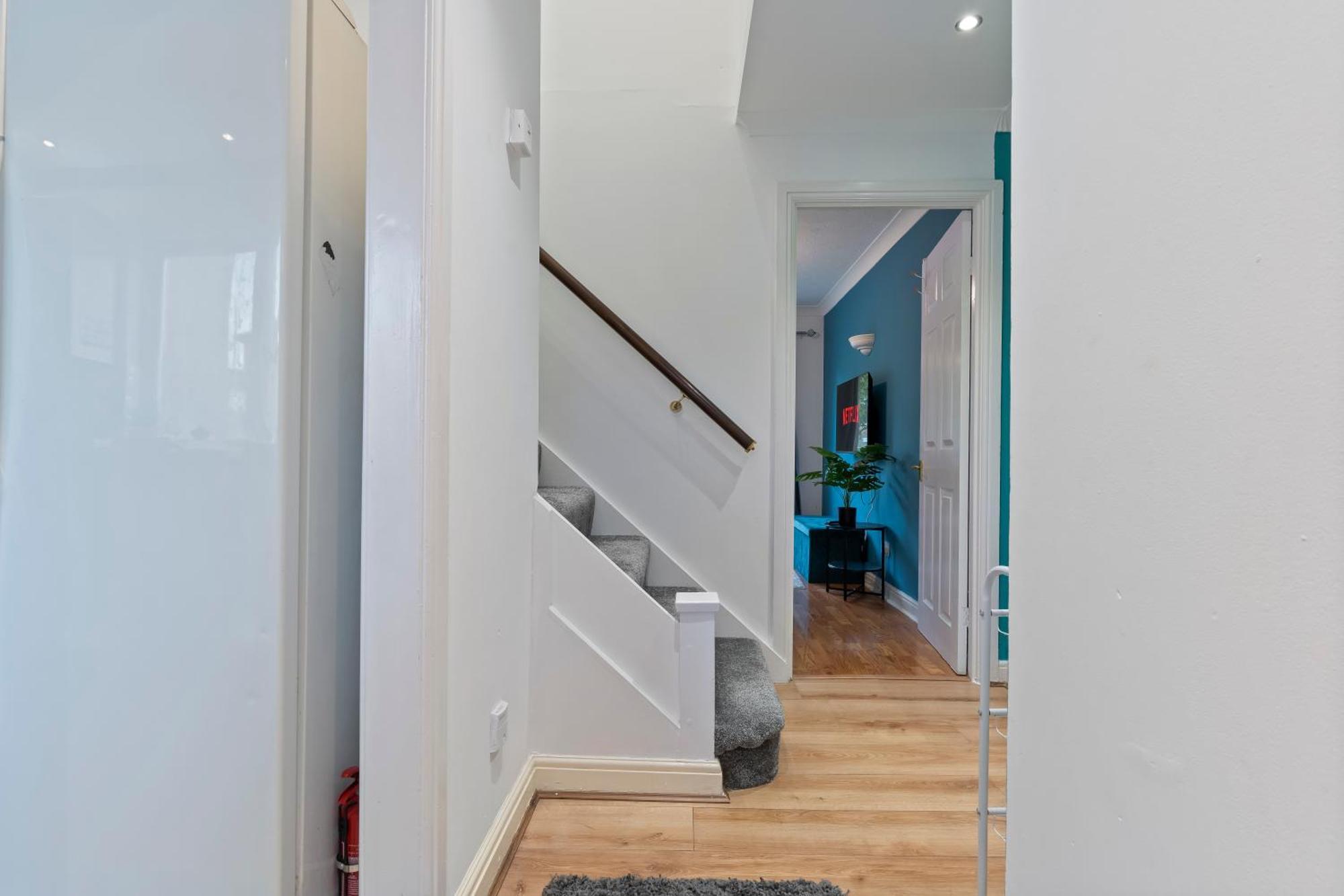 Lovely 4br House In The With Parking Holiday home