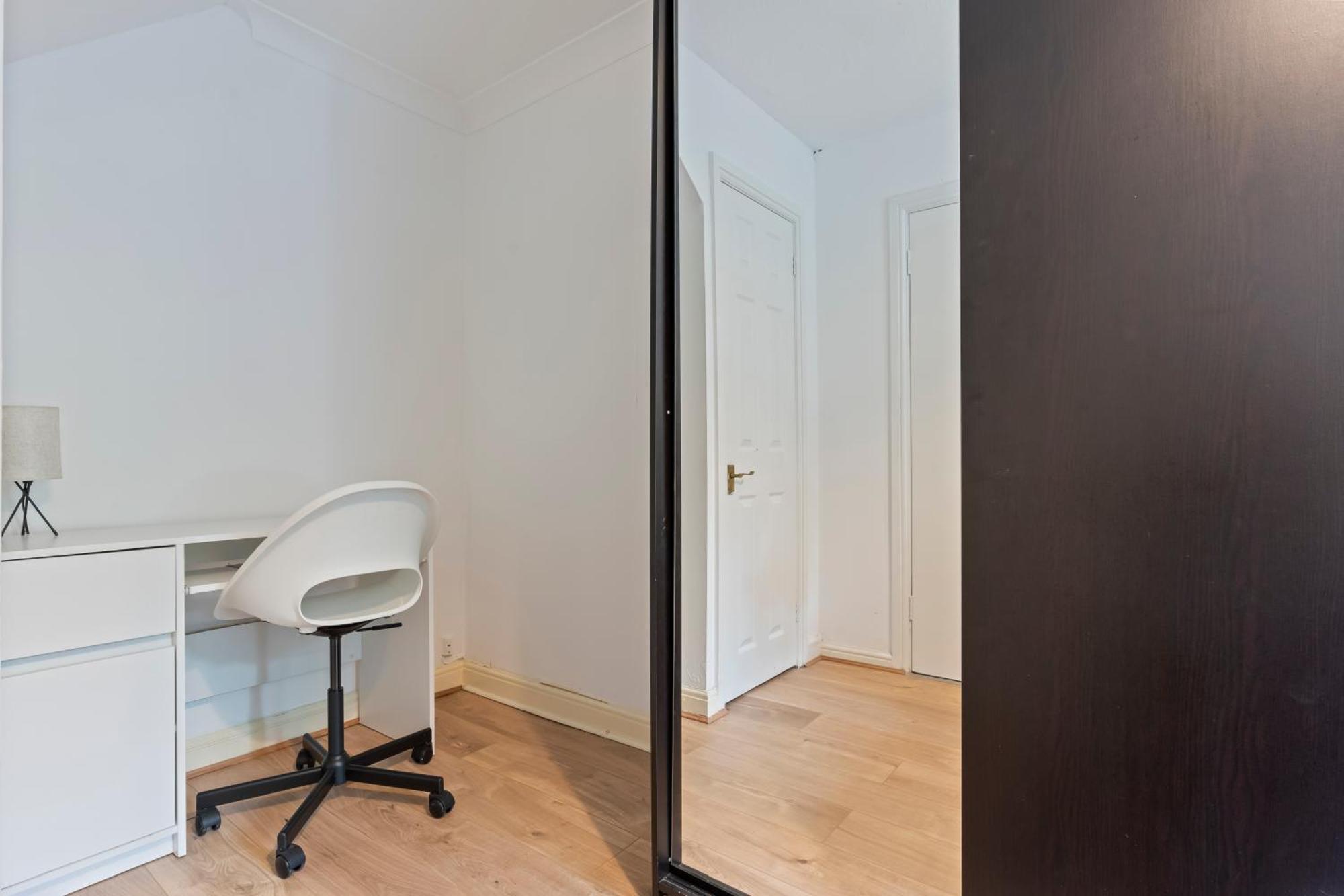 Semesterbostad Lovely 4br House In The With Parking London