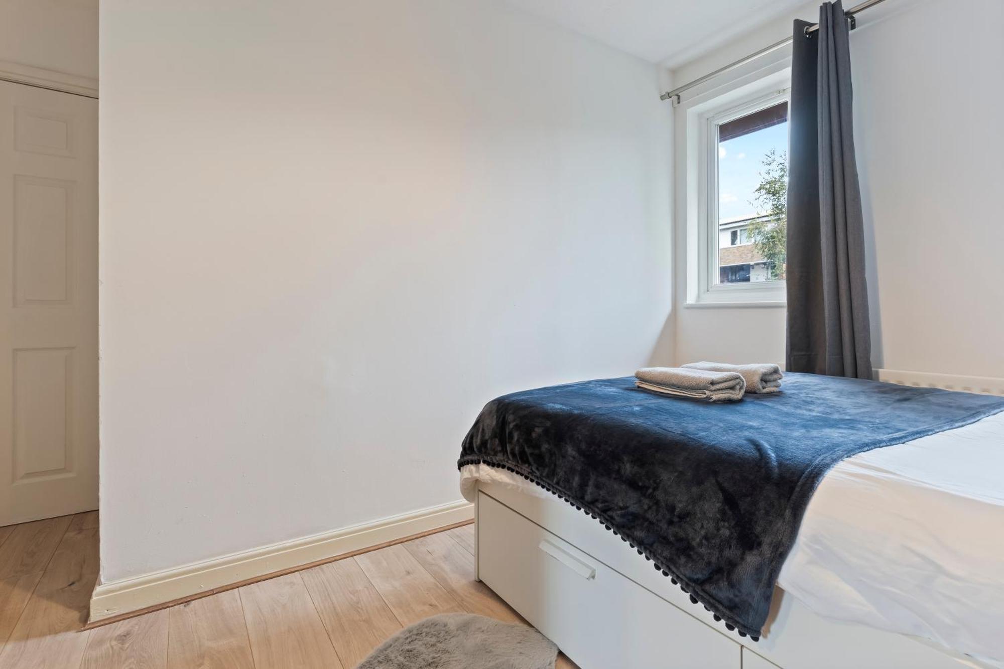 Lovely 4br House In The With Parking