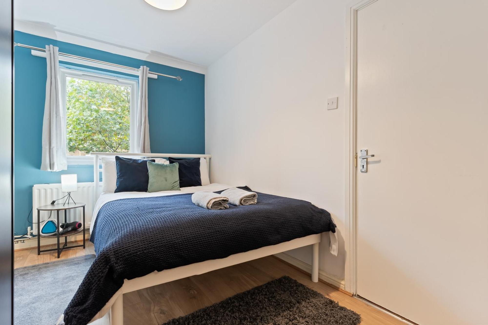 Holiday home Lovely 4br House In The With Parking