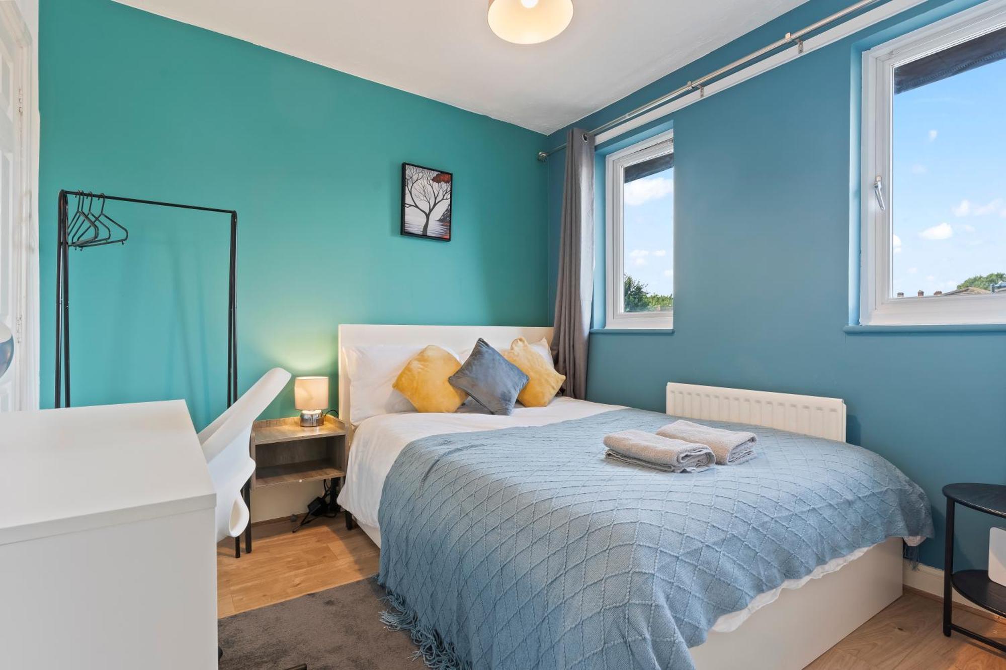 Lovely 4br House In The With Parking Holiday home *